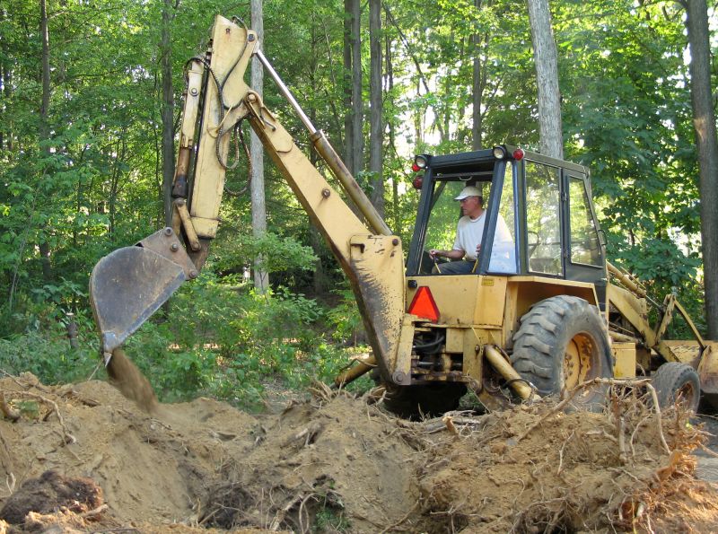 Versatile machine for digging and lifting.